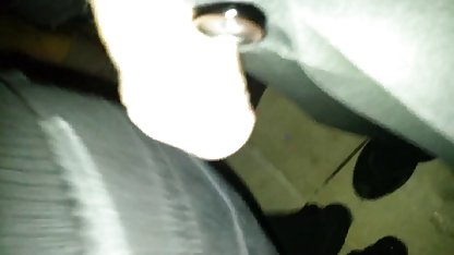 Flickan porrfilm amatör tittade på hennes väns handjob och onanerade sig själv lite