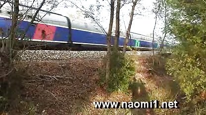Rödhårig tjej i långa strumpor och hatt smeker sig svensk amatör porr film framför spegeln