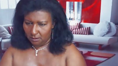 Bella äkta amatörporr remsar framför en webbkamera och suger en dildo