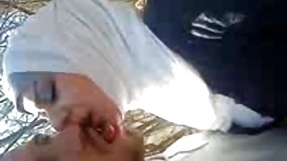 Blond svensk amatör porr film med spermier i ett vackert ansikte ger en intervju