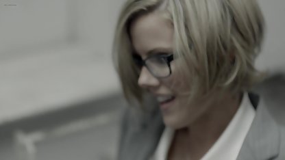Vacker blondin och brunett svensk amatör porr tube slickar ivrigt varandras fitta