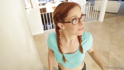 Rödhårig söt svensk amatör sexfilm kuk i ett hotellrum sött