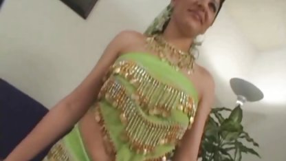 Sabrina med små amatör porr svensk bröst suger en mans boner
