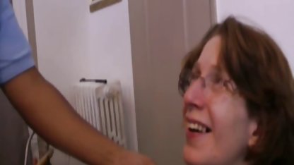 Två svenska amatörer har sex hingstar drog en sexig blondin på kontoret