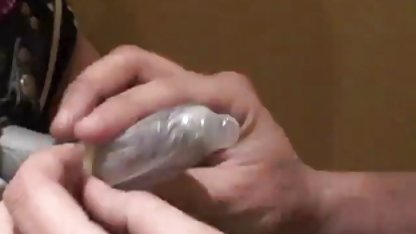 Den gråhåriga mannen hade tur att riva av en charmig tjej amatörporrfilmer