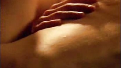 Holly med platta svensk milf amatör bröst ger en avsugning