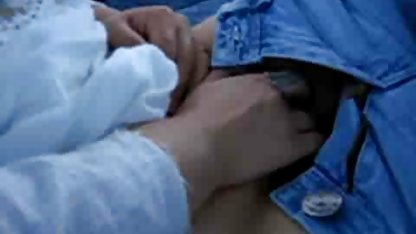 Flickan svensk amatör sexfilm i röda strumpor tittar på porr och fingrar fitta