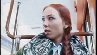 Elena dunker amatörporrfilmer sin fitta med en rosa dildo
