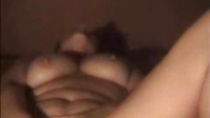 Killen gav Leila mun i svenska amatörporrfilmer färgglada leggings