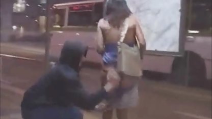 Busty blondin tände svensk porrfilm amatör upp hennes charm i en offentlig park