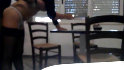 En samtalspojke slickar på ett lock på en söt blondin amatör sexfilm