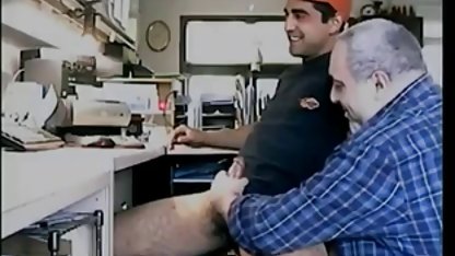 Chefen för en kvinnlig butik slickar ett vått finger för amatör porrfilm en hård klient