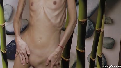 Lyxig glamorös fru svensk amatörsex sugade från en ung man