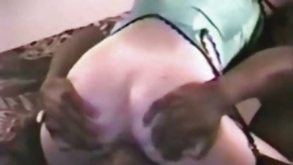 Underbar brud låg på svenska amatör sexfilmer soffan och smekar fitta