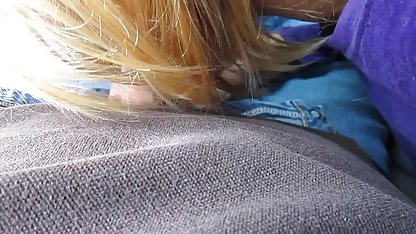 Sexig fotosession från en avslappnad ung blondin i sexbilder amatör höga stövlar