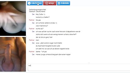 Mogen milf sprider underbara ben på amatörporrfilmer bordet