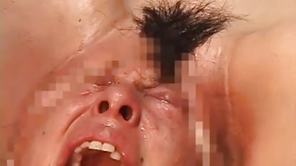 Söt brunett går naken på en gränd gratis svensk amatörsex för pengar