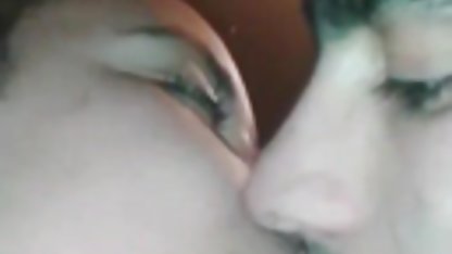 Hustru tittar svensk amatör milf på sin man knulla sin bästa vän
