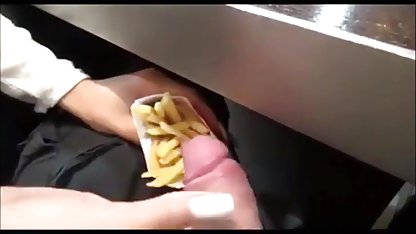 Busty svensk porrfilm amatör student tillfredsställer sig med fingrarna