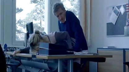 Vackra långa ben av en charmig flicka som är amatör porr svensk galen kille