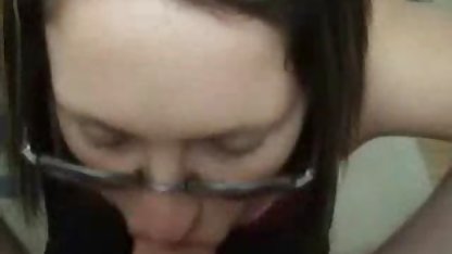 Brunet själv tillfredsställer svart mogen amatör porr dildo