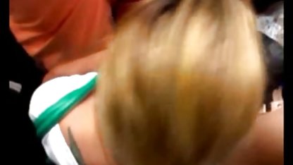 Två 18-åriga flickvänner onanerar amatör porr gratis på trappan