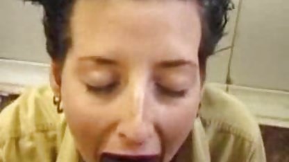 Ung latina amatörporrfilmer suger en stor kraftfull kuk