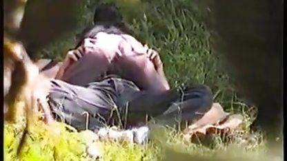 Killen smekade hennes väns ben och sköt svensk amatörporr hennes sperma i munnen