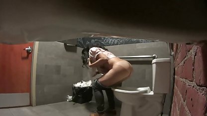Stripperpepparkorn mumlar med kunder vid amatör sexfilm polen