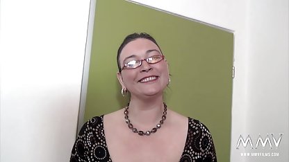 Sexig amatör sexfilm tjej som fingrar hennes klit vild