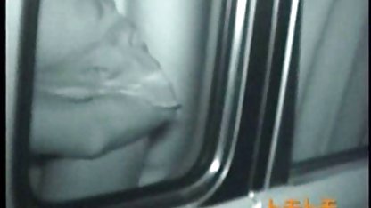 Tjejchaufförens falska taxi svensk milf amatör med stora bröst sugade till passageraren