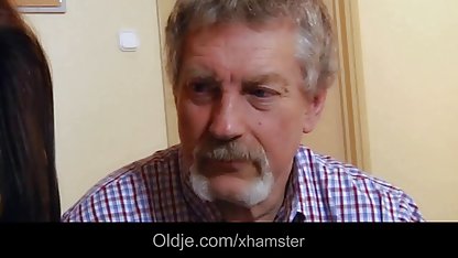 Flickan på den blå sängäcken mogen amatör porr slog sig med fingrarna