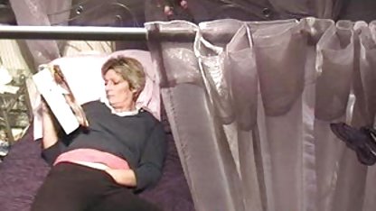 Rödhårig kvinnlig satte en svensk amatörporr flashback bondestatyett mellan sina döttrar