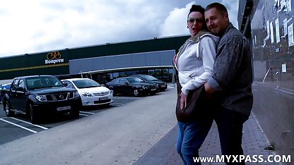 Flickan mogen amatör porr spredde benen och visade henne fluffig