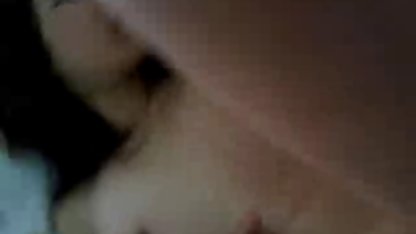 Kåt svensk amatörsex kvinnlig tog av sig sina vackra trosor och knullade hennes vagina med fingrarna