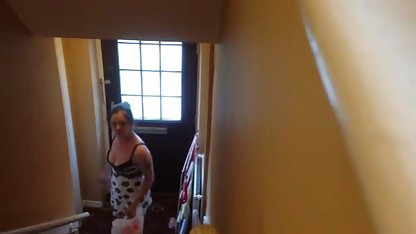 Rödhårig pervers med svensk amatör milf stora bröst och knäppt binder sig själv