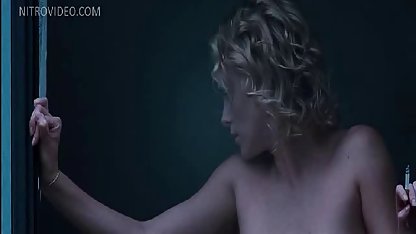 Flicka på en nudiststrand demonstrerar skalig amatör porr gratis fitta