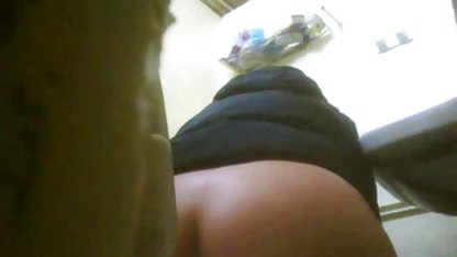 Heta kycklingar ger avsiktligt avsugning till sexbilder amatör bonden