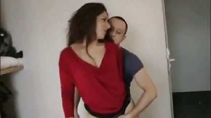 Killen slet av sig sötten och såg hur hon var kåt efter amatör svensk sex att ha sett porr på telefonen