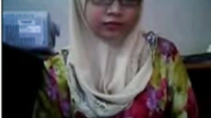 Asiatiska Marisa svensk amatör porrfilm suger med sin älskare i sovrummet