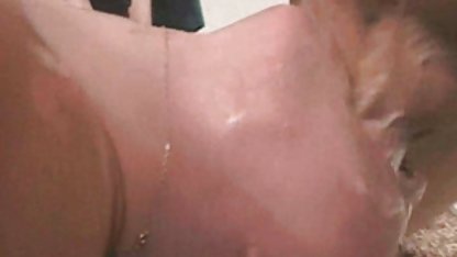Den unga kvinnan tog av sig bikinin och sätter in en dildo amatör porrfilm i fitten