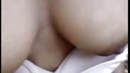 En tunn brunett strippade naken amatör sexfilm och sadlade en gummikuk