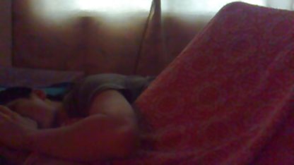 Rödhårig tjej behagar fitta utomhus i en svensk amatör sex video kjol