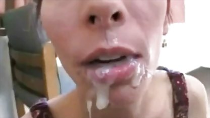 Flickan svensk milf amatör gick med på att ge en avsugning från en person till sin vän