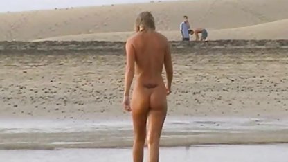 Söt tjej smeker sin amatörsex gratis klit med fingrarna och knullar hennes röv med en leksak