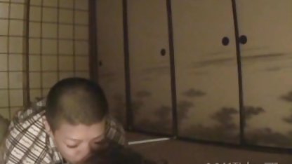 Ung flicka som poserar svenska amatörporrbilder för kameran i damunderkläder