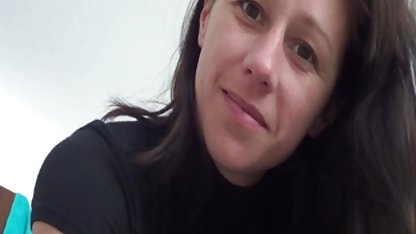 Naken nakna amatör tjejer brudövningar på sängen och sprider ben