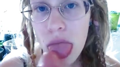 En rolig tik sväljer djupt en penis och svenska amatörer tube ger en surr till en man
