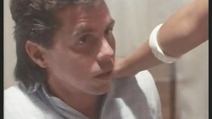 Brunett amatör sexfilm gav en avsugning till en vän på förvaringsbordet